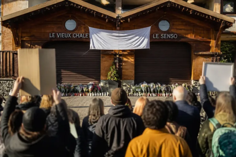 Les familles s'opposent à la réouverture des établissements Moretti : quand le souvenir des victimes devient enjeu marketing
