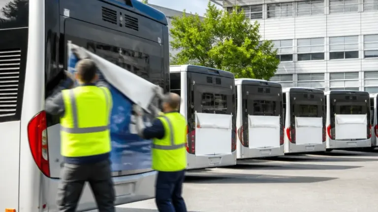 Publicité retirée : La Rochelle supprime les affiches du livre de Philippe de Villiers sur ses bus