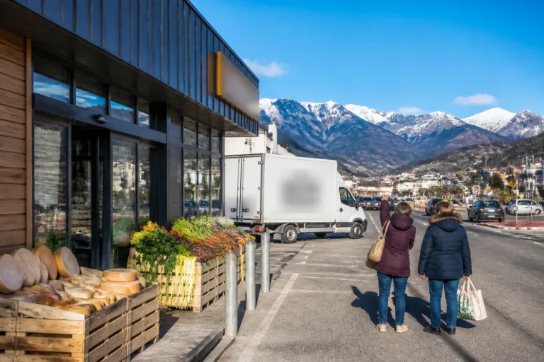 Un couple reprend l’Intermarché de La Fare‑en‑Champsaur et mise sur le commerce de proximité