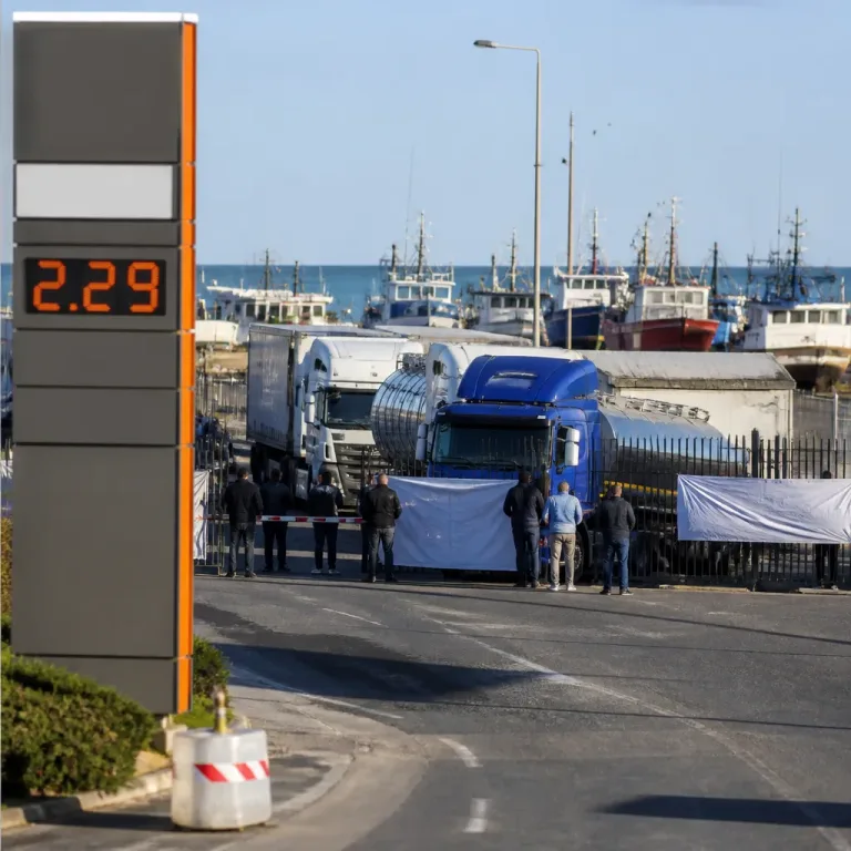 Hausse record des carburants : la hausse des prix déclenche blocages et colère en France