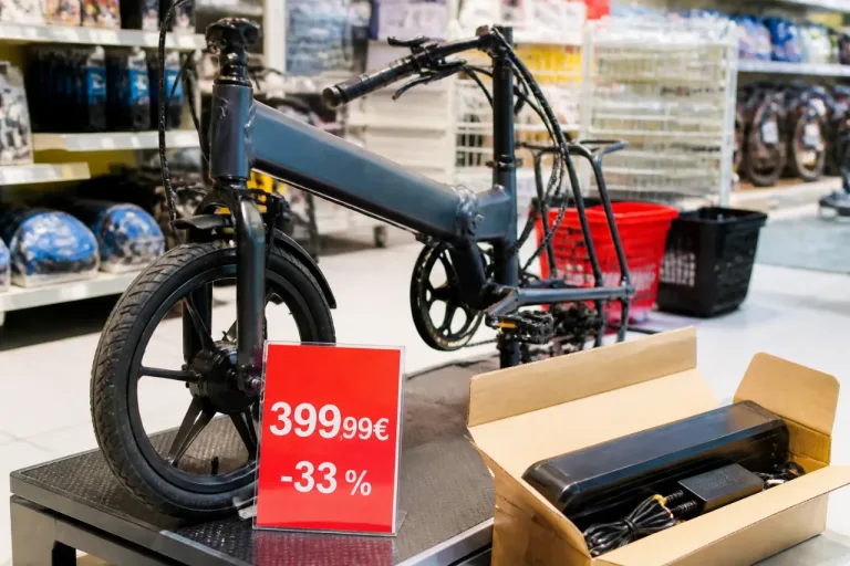 Soldes : le vélo électrique pliable à moins de 400 € qui change le budget mobilité