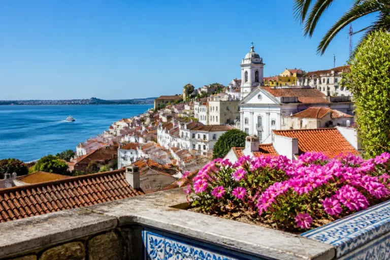 Retraite: pourquoi de plus en plus de Français choisissent le Portugal
