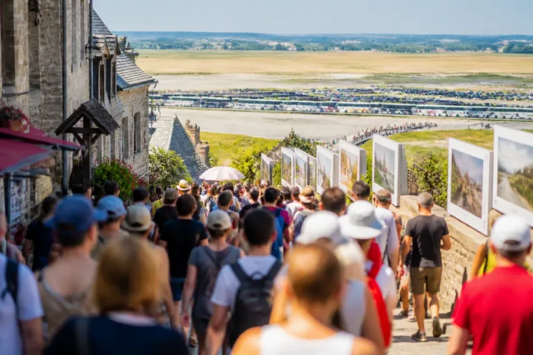 Mont‑Saint‑Michel : fréquentation record, quelles conséquences pour les visiteurs cet été ?